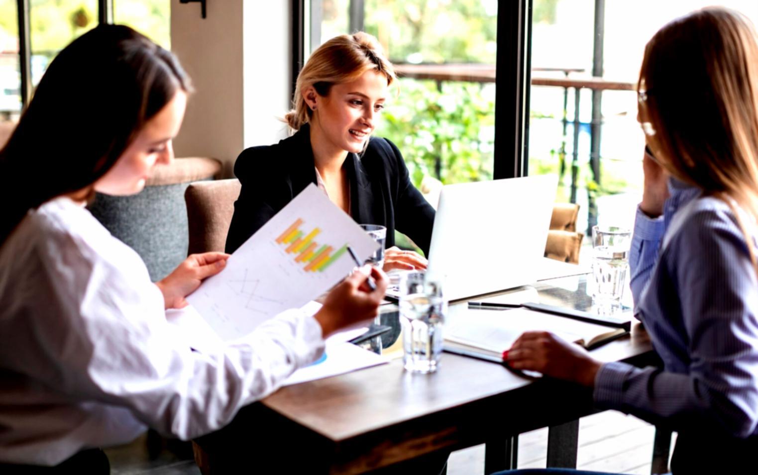 Equipo de especialistas en seguridad bancaria digital trabajando en un ambiente profesional