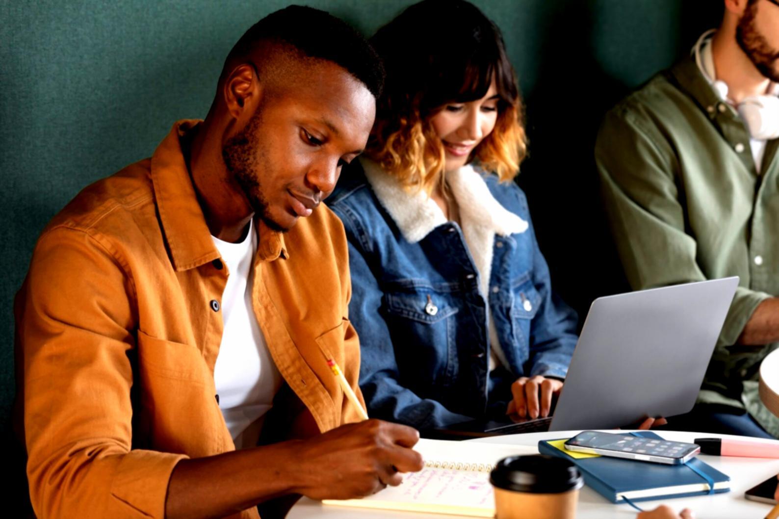 Espacio de trabajo con dispositivos mostrando interfaces de seguridad bancaria