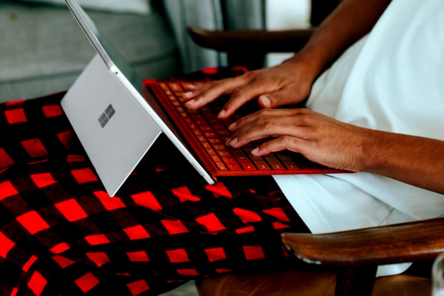 Persona utilizando banca digital de forma segura en su dispositivo móvil